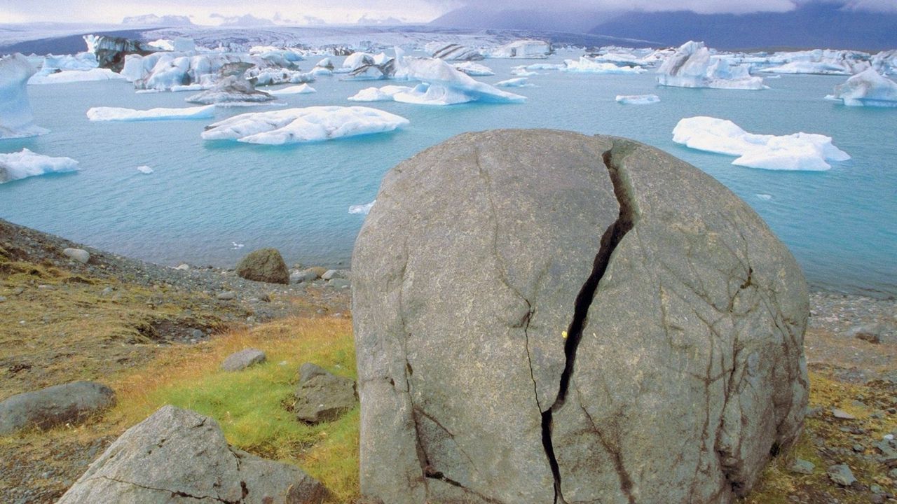 Обои камень, трещина, берег, ледники, вода, холод