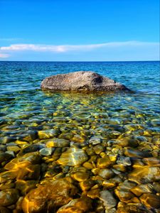 Превью обои камень, вода, галька, горизонт