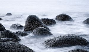 Превью обои камень, вода, течение, глыбы