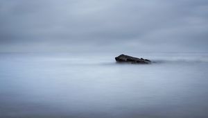 Превью обои камень, вода, туман, минимализм