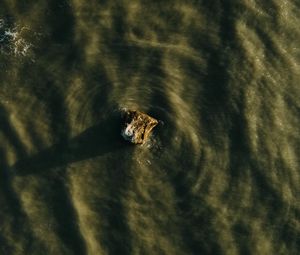 Превью обои камень, вода, волны, вид сверху, волнистый, рябь