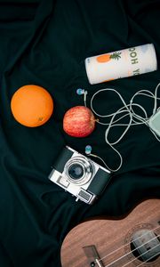 Превью обои камера, яблоко, апельсин, наушники, гитара