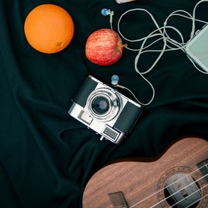 Превью обои камера, яблоко, апельсин, наушники, гитара