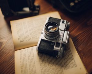 Превью обои камера, линза, книга, эстетика