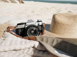 Превью обои камера, линза, шляпа, пляж