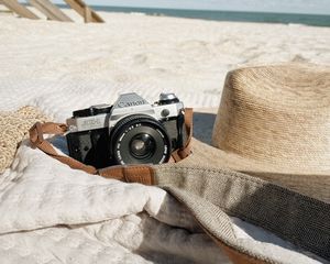 Превью обои камера, линза, шляпа, пляж