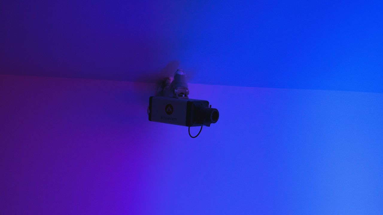 Обои камера, наблюдение, стена, синий, минимализм