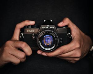 Превью обои камера, объектив, линза, руки, фотограф