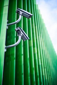 Превью обои камеры, забор, зеленый, металл