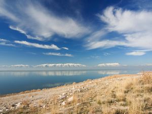 Превью обои камни, берег, трава, небо, облака, горы, озеро, день