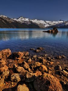 Превью обои камни, берег, вода, озеро, прозрачная, горы