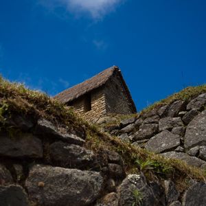 Превью обои камни, дом, небо