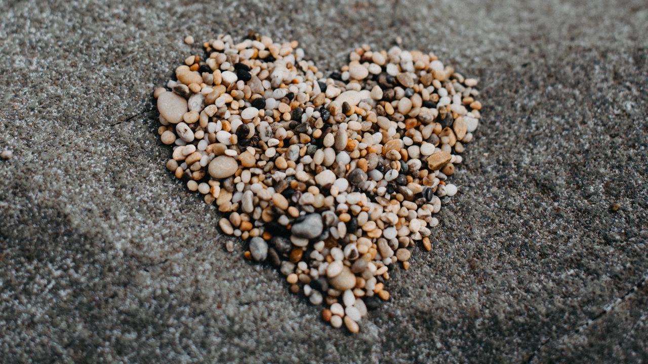 Обои камни, галька, сердце, любовь, камень