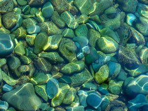 Превью обои камни, галька, вода, блики, искажение