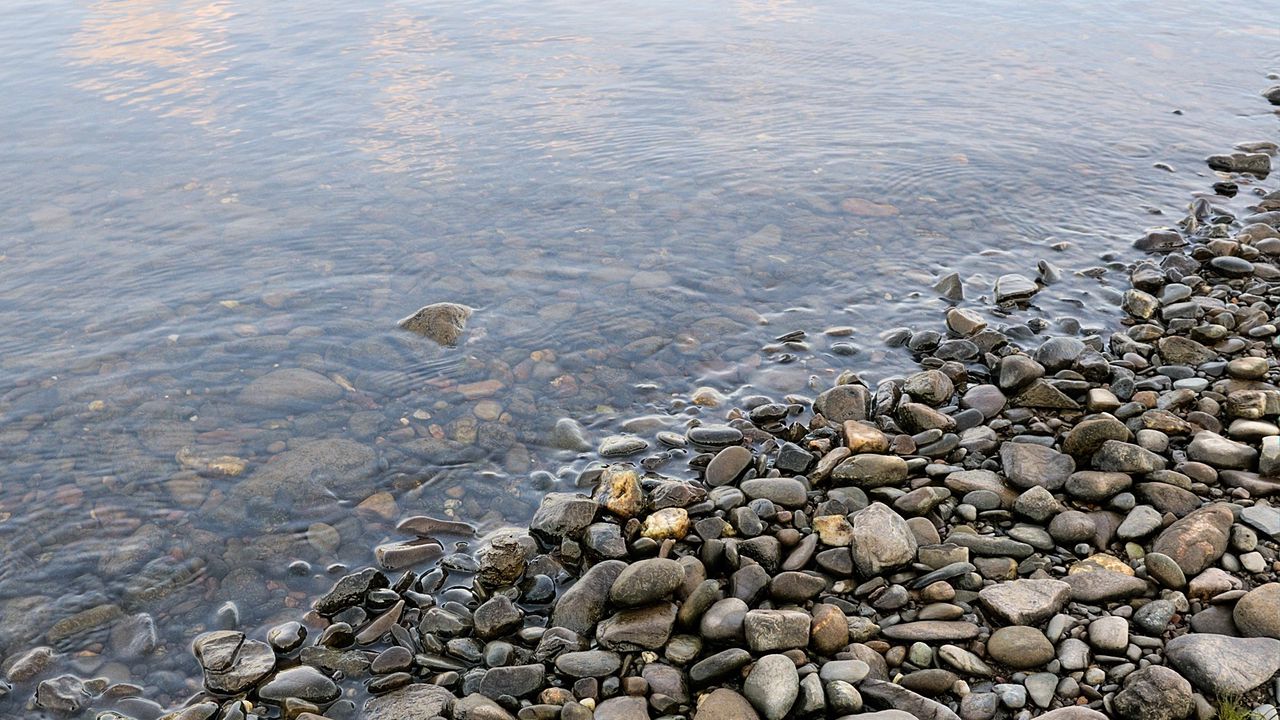 Обои камни, галька, вода, берег, дно, прозрачная, влажность