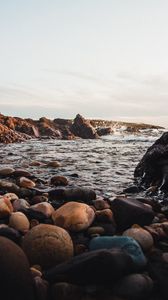 Превью обои камни, галки, скалы, море, небо