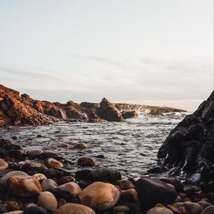 Превью обои камни, галки, скалы, море, небо
