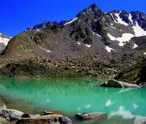 Превью обои камни, горы, щебень, вода, озеро