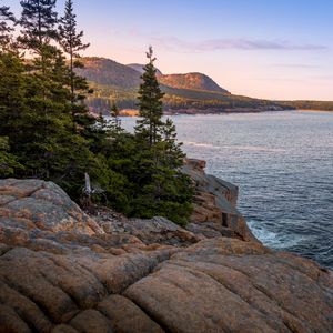 Превью обои камни, холмы, деревья, море, берег