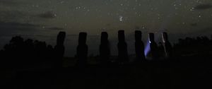 Превью обои камни, истуканы, ночь, звезды, темный