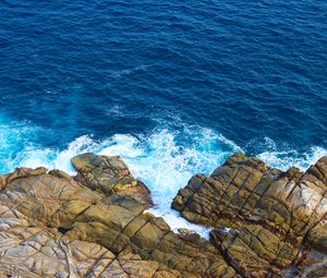 Превью обои камни, море, берег, пена, брызги, природа