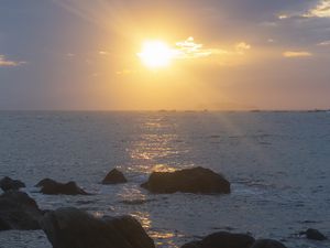 Превью обои камни, море, блики, закат