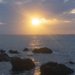 Превью обои камни, море, блики, закат