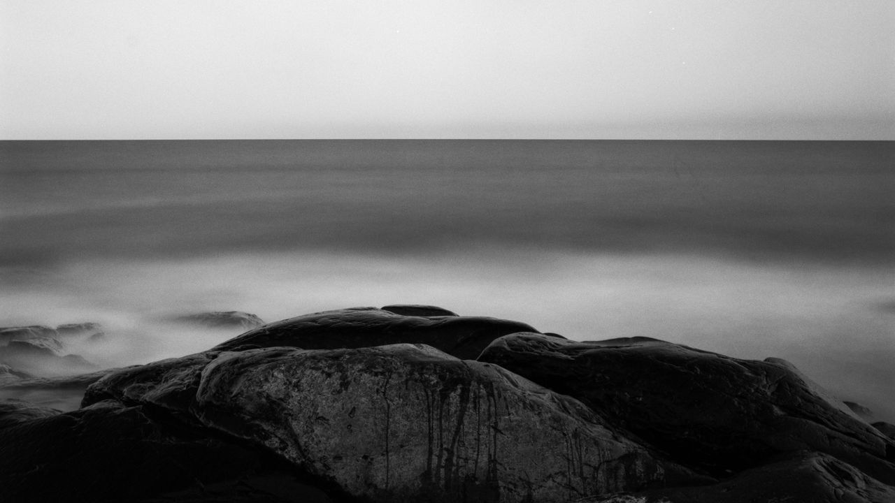 Обои камни, море, горизонт, черно-белый, природа