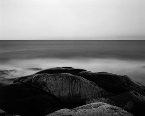 Превью обои камни, море, горизонт, черно-белый, природа