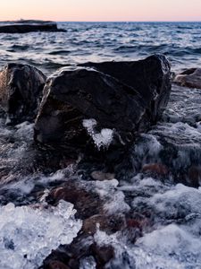 Превью обои камни, море, горизонт, лед, побережье