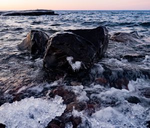 Превью обои камни, море, горизонт, лед, побережье