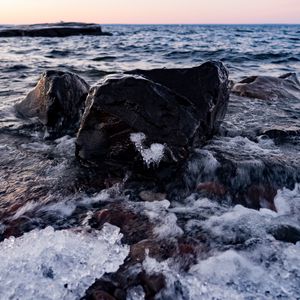 Превью обои камни, море, горизонт, лед, побережье