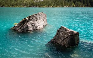 Превью обои камни, море, горы, скалы, деревья, природа