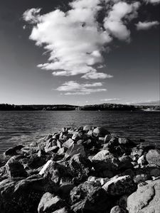 Превью обои камни, море, холмы, природа, черно-белый