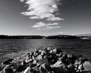 Превью обои камни, море, холмы, природа, черно-белый