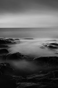 Превью обои камни, море, темный, горизонт, природа