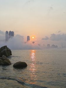 Превью обои камни, море, туман, город, рассвет