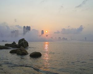 Превью обои камни, море, туман, город, рассвет