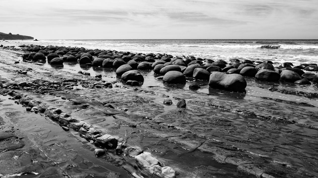 Обои камни, море, вода, пляж, горизонт, чб