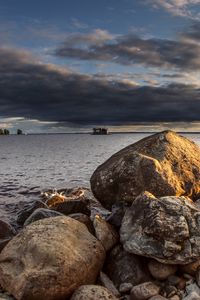Превью обои камни, море, вода, лодка, горизонт