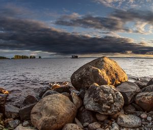 Превью обои камни, море, вода, лодка, горизонт