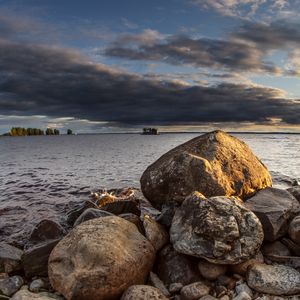 Превью обои камни, море, вода, лодка, горизонт