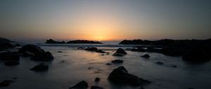 Превью обои камни, море, вода, закат, темный