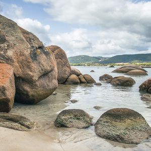 Превью обои камни, море, вода, песок, берег