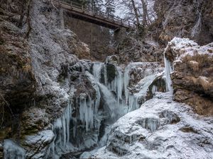 Превью обои камни, обрыв, лед, сосульки, озеро, мост