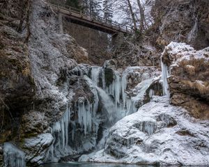 Превью обои камни, обрыв, лед, сосульки, озеро, мост