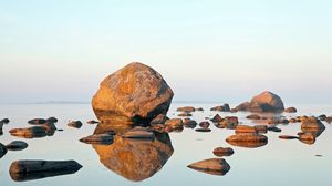Превью обои камни, отражение, вода, озеро