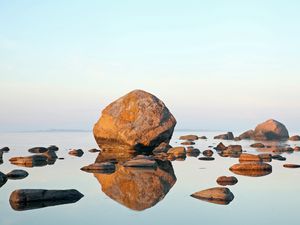 Превью обои камни, отражение, вода, озеро