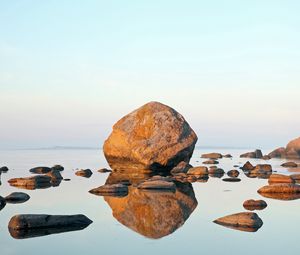 Превью обои камни, отражение, вода, озеро