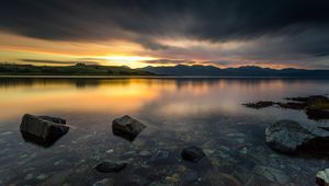 Превью обои камни, озеро, дно, рассвет, холмы